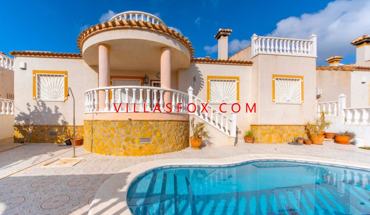 1_San_Miguel_de_Salinas_Detached_Villa_in_Lakeview_Mansions_by_Villas_Fox_best_estate_agents_610ff49b8e574