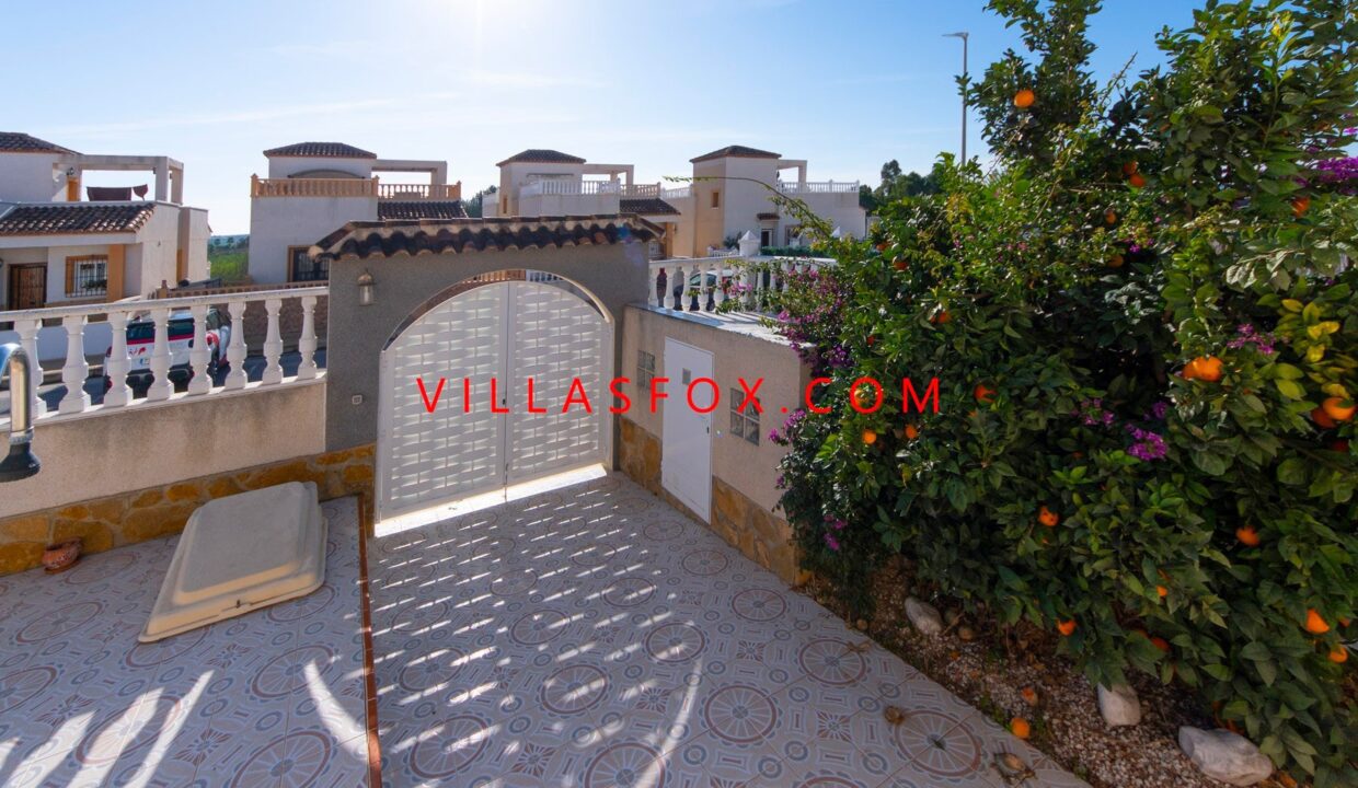 4_San_Miguel_de_Salinas_Detached_Villa_in_Lakeview_Mansions_by_Villas_Fox_best_estate_agents_610ff4aa76e21