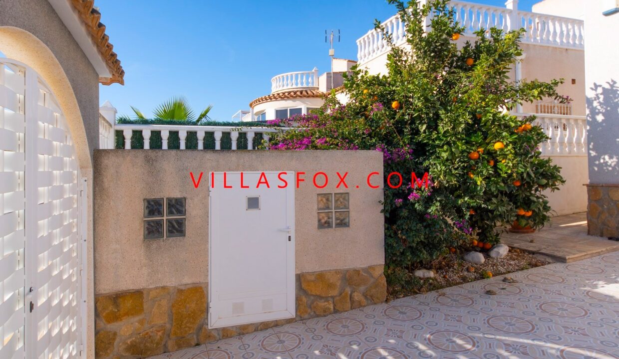 5_San_Miguel_de_Salinas_Detached_Villa_in_Lakeview_Mansions_by_Villas_Fox_best_estate_agents_610ff4af2d432