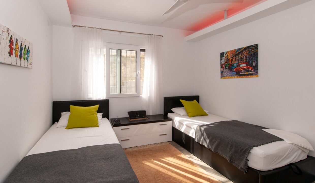 DSC02418616f36acdeea2