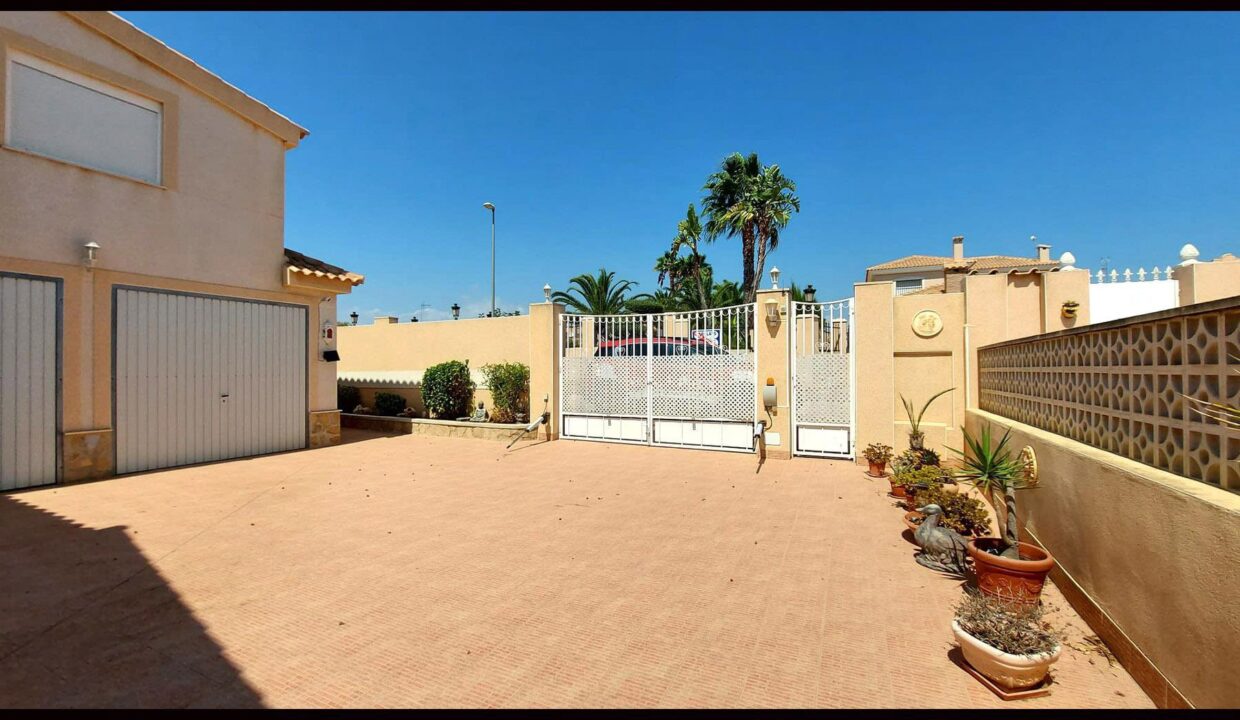 La_Marina_luxury_villa_for_sale_with_guest_apartment_by_Villas_Fox_41e57b51-fd4b-4cad-9d0b-9c793115a8e2613cd4d8aeb70
