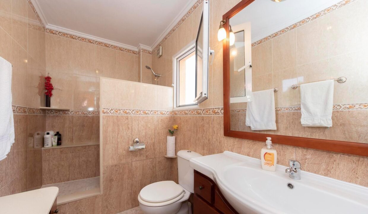 Lakeview_Mansions_large_villa_for_sale_San_Miguel_de_Salinas_DSC00020612a73b4461b4