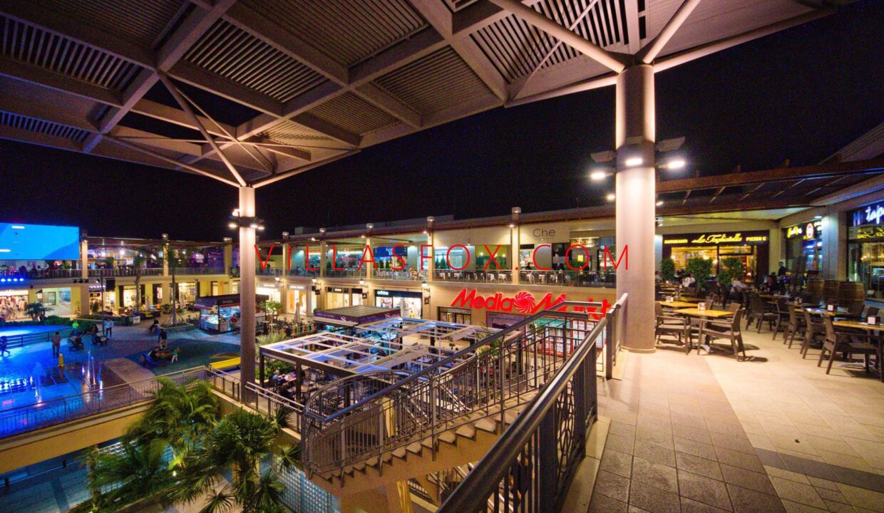 la_zenia_boulevard_at_night_01615320407d545