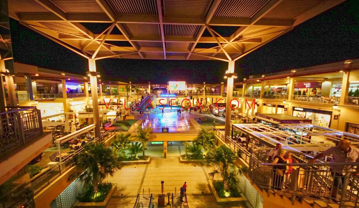 la_zenia_boulevard_at_night_02614702d3550a8