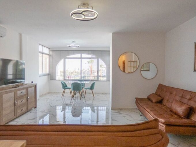 Luminoso salón reformado con muebles modernos – Apartamento en Villamartín gestionado por Heaven House