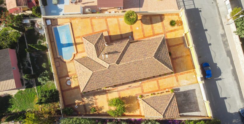 VILLA CON PISCINA PRIVADA EN RÍO PARK – 450.000 €