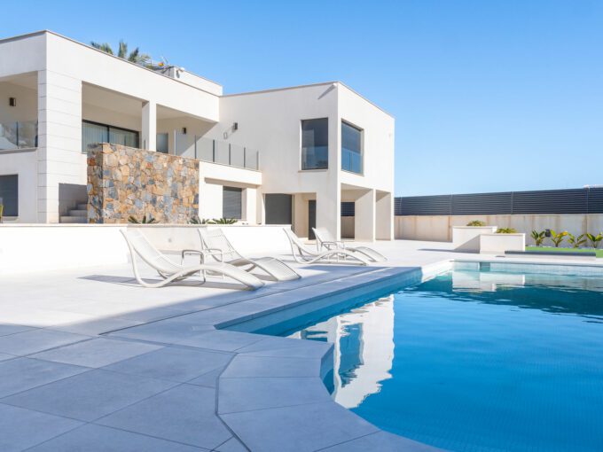 Luxusvilla in Torrevieja mit Pool und Meerblick