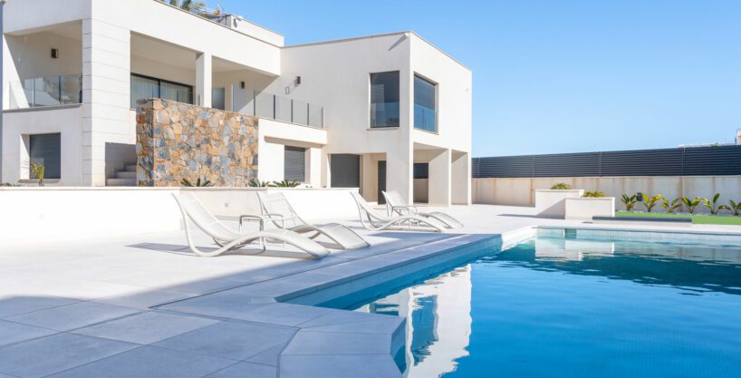 Luxusvilla in Torrevieja mit Pool und Meerblick